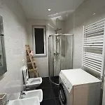 Modern Balconybright&spacious Fast Wi-fi דירה