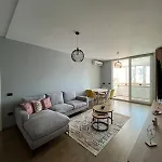 Modern Balconybright&spacious Fast Wi-fi