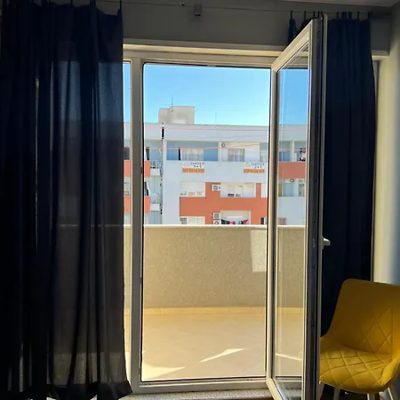 Modern Balconybright&spacious Fast Wi-fi