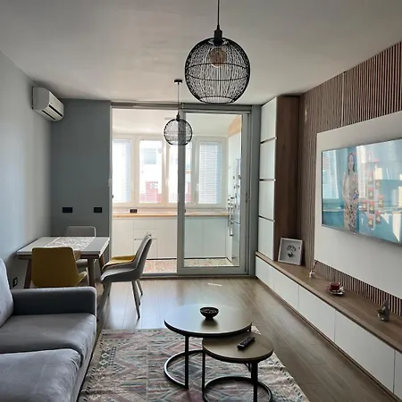 Modern Balconybright&spacious Fast Wi-fi