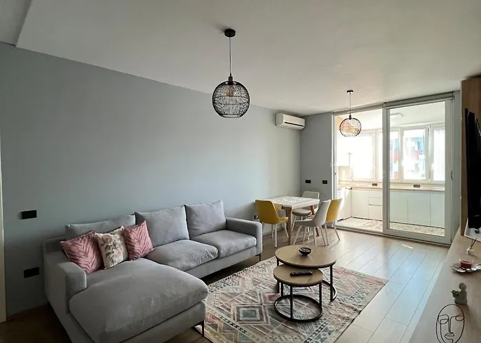 Modern Balconybright&spacious Fast Wi-fi